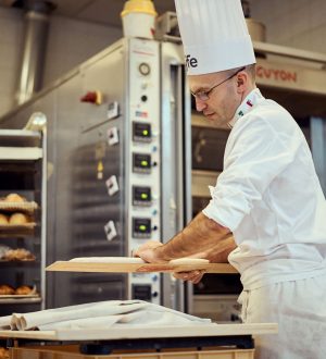 Chef Xavier Sacriste, Champion du monde de boulangerie, en train de façonner une pâte dans le laboratoire de l’Institut Lyfe Executive Education.