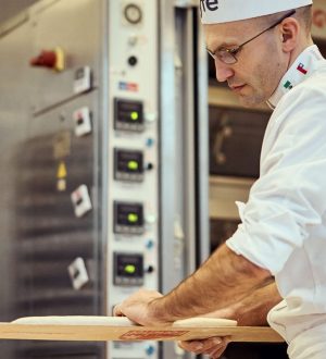 Chef Xavier Sacriste, Champion du monde de boulangerie, en train de façonner une pâte dans le laboratoire de l’Institut Lyfe Executive Education.