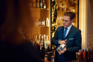 DECORATING RETAIL AND HOSPITALITY SPACES